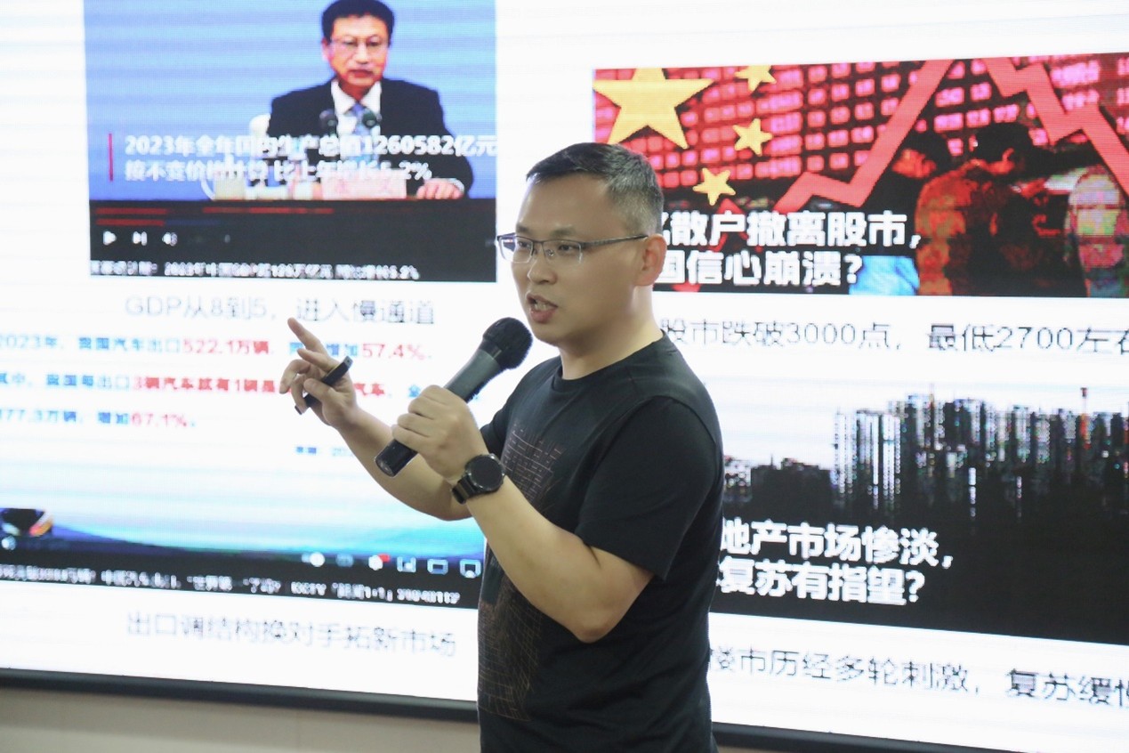 2024年2月2日，廣東云科國際供應鏈管理有限公司（簡稱：云科國際）2024年度新春年會暨2023年度總結表彰大會在廣州順利召開，云科國際管理班子、各職能部門負責人、事業部合伙人等與公司員工齊聚一堂，以“新變局下的重生之路”為主題展開探討，并一起回顧了2023年工作情況，基于當前宏觀政策及市場形勢，進行2024年重點工作部署。